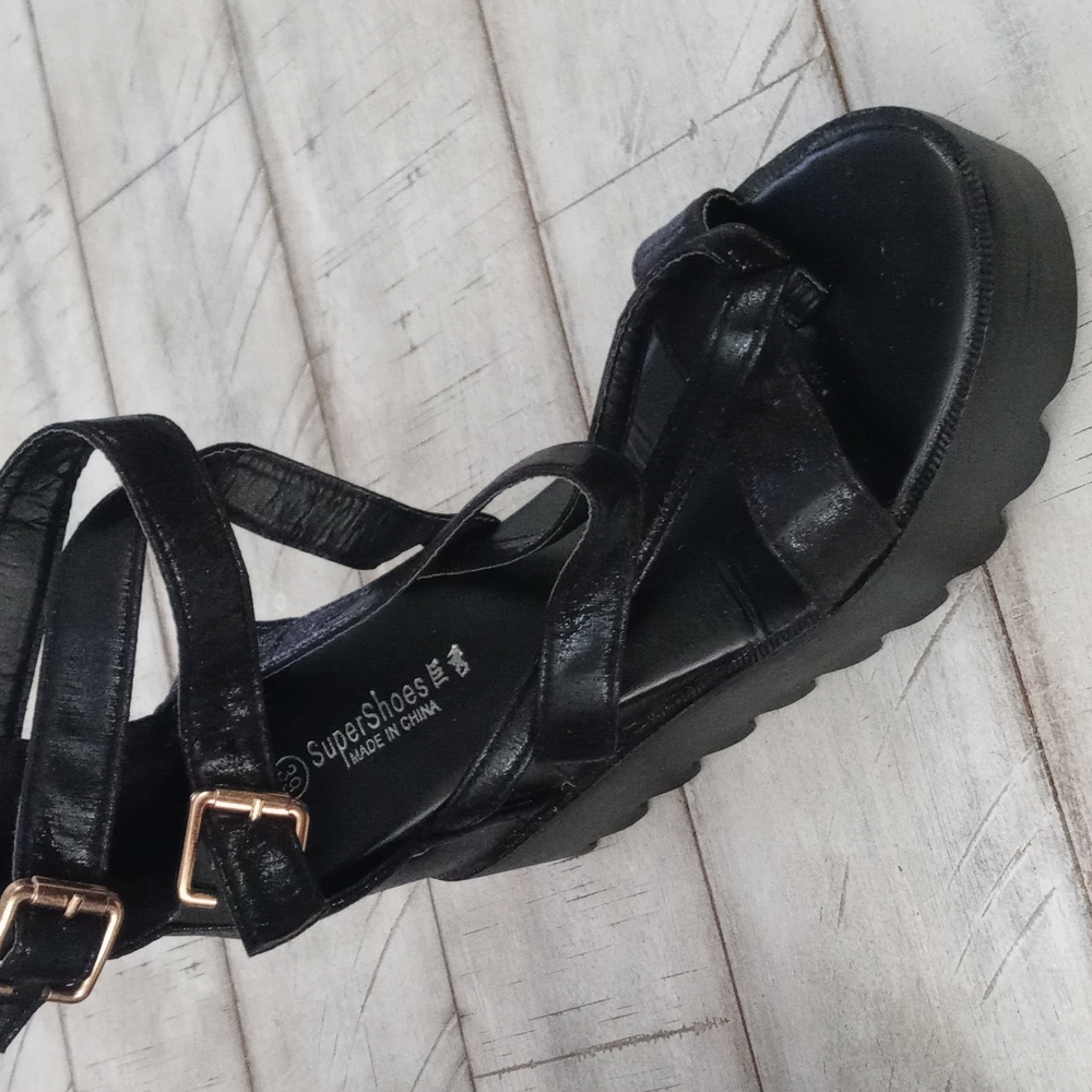 NWOT - Goth black platform sandle